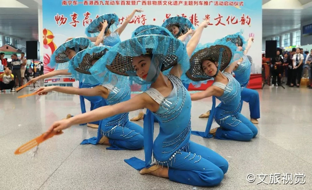 搭乘首發(fā)高鐵，海真珠珍珠粉抵達(dá)東方明珠